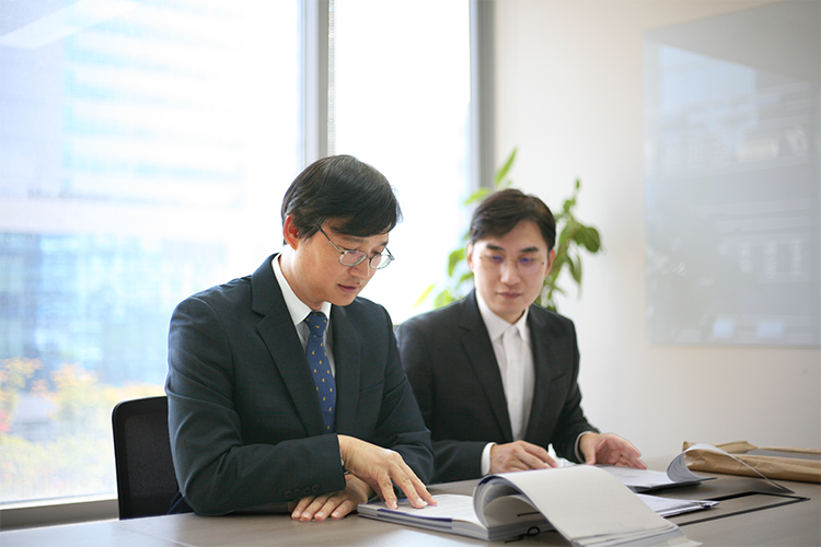 [기사] 법무법인 모두, 해외기소중지사건 사례집 ‘시대가 만든 범죄자’ 출간
